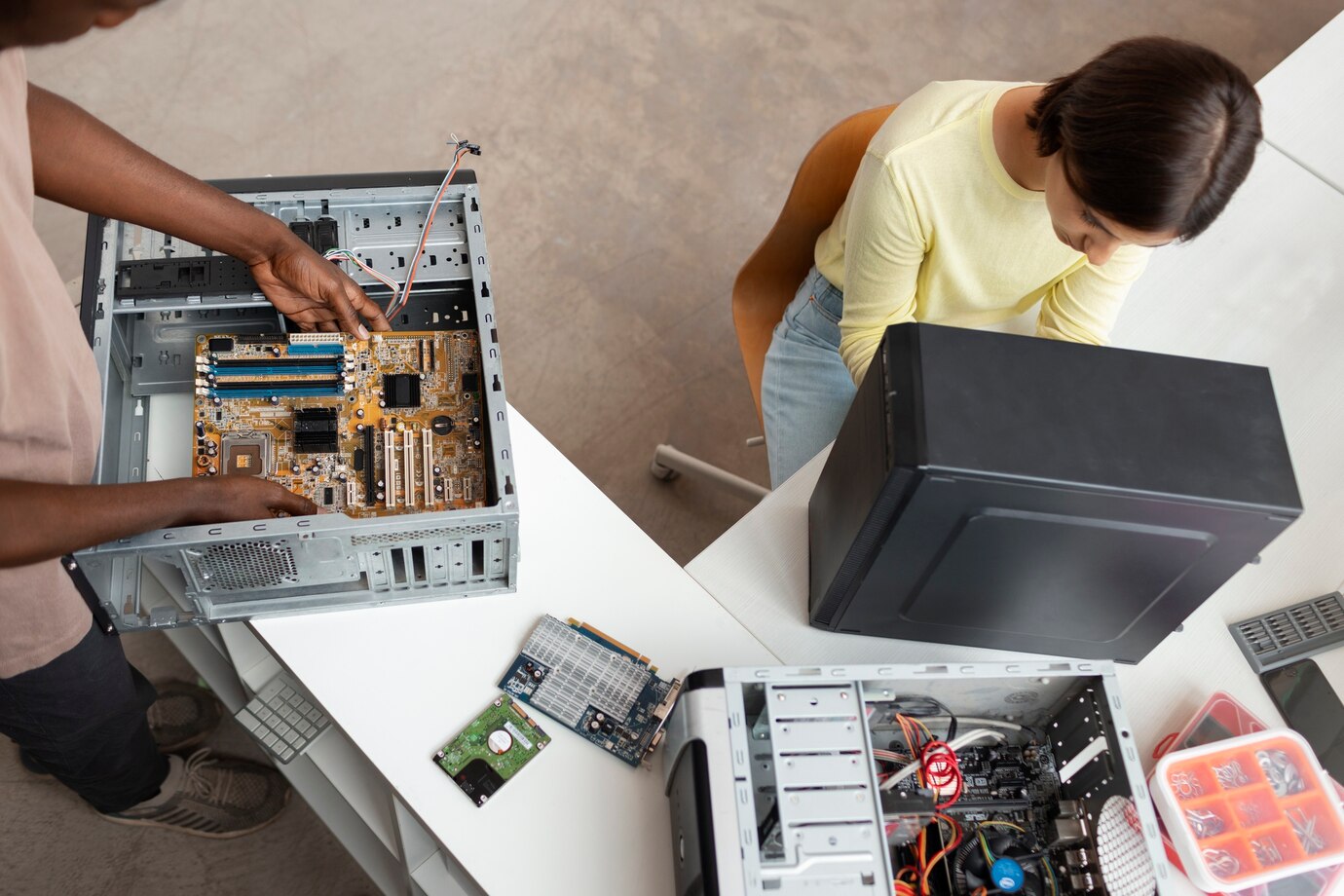 people-repairing-computer-chips_23-2150881005